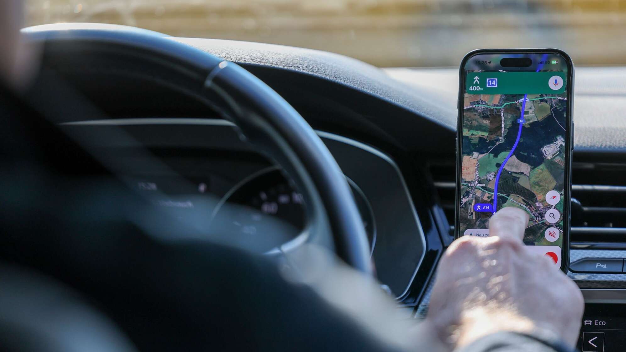 Illustration - Smartphone-Nutzung am Steuer