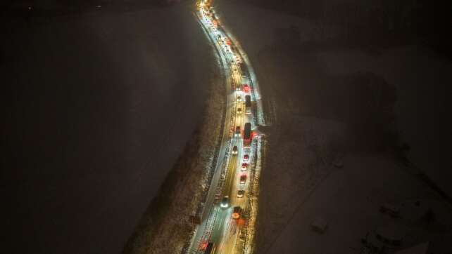 Glatter Morgen - Schnee und Eis bremsen Autos und Bahnen