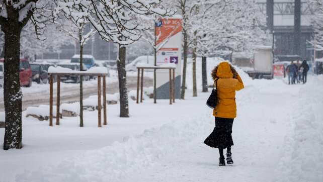 Es schneit: Schulen, Müllabfuhr und Fahrer in der Bredouille