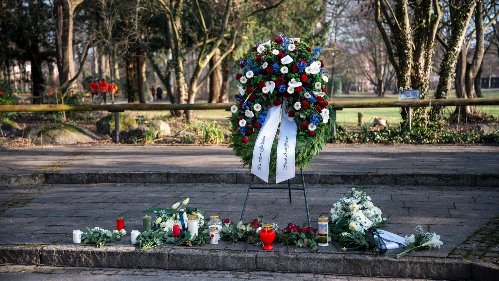 Kranzniederlegung für Opfer der Messerattacke im Park Schöntal
