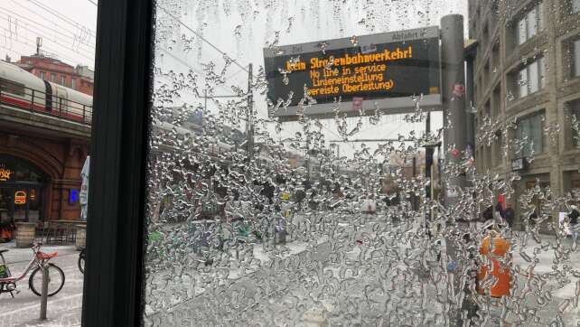 Schnee und Eis plagen Autofahrer und Bahn