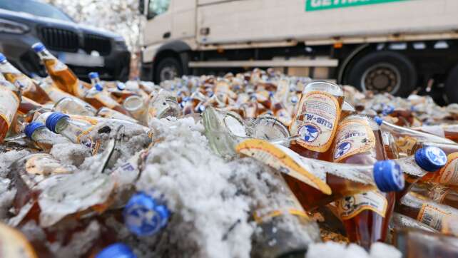 Lastwagen verliert rund 240 Getränkekästen auf Bundesstraße