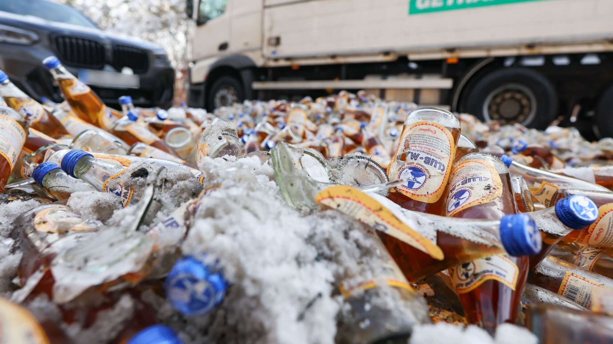 Lastwagen verliert mehrere Getränkekisten