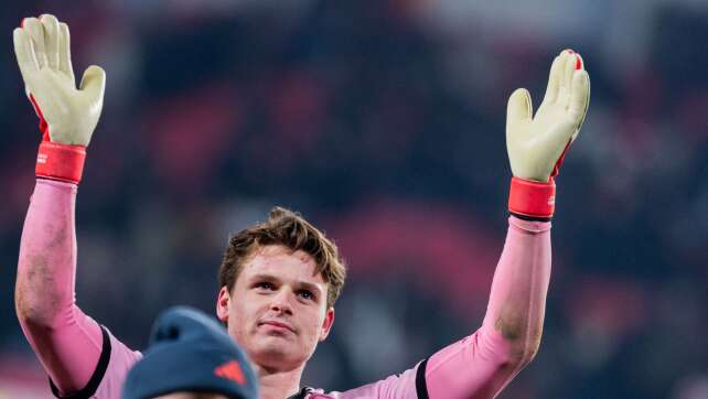 Urbig nach starker Reaktion beim HSV wieder auf der Bank