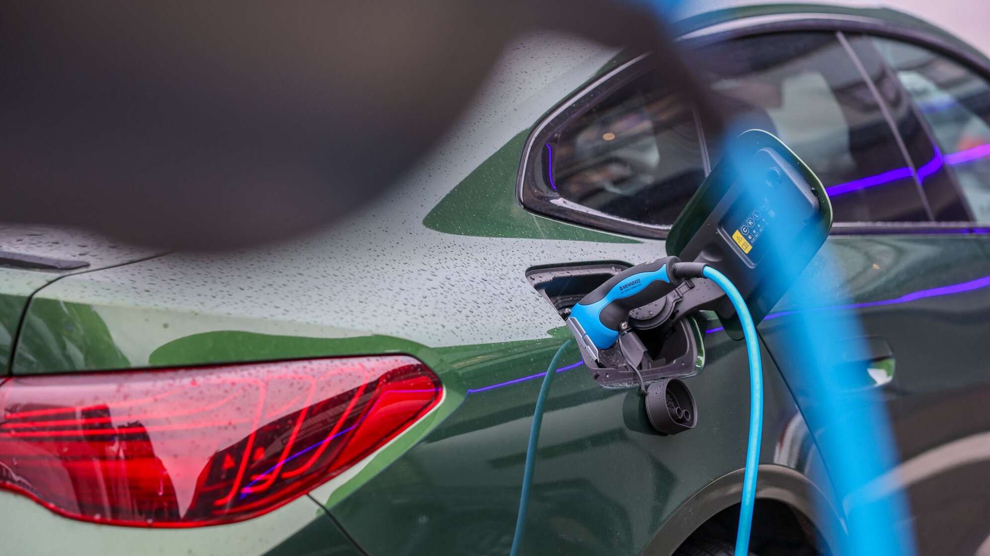 Elektroauto lädt an Ladesäule