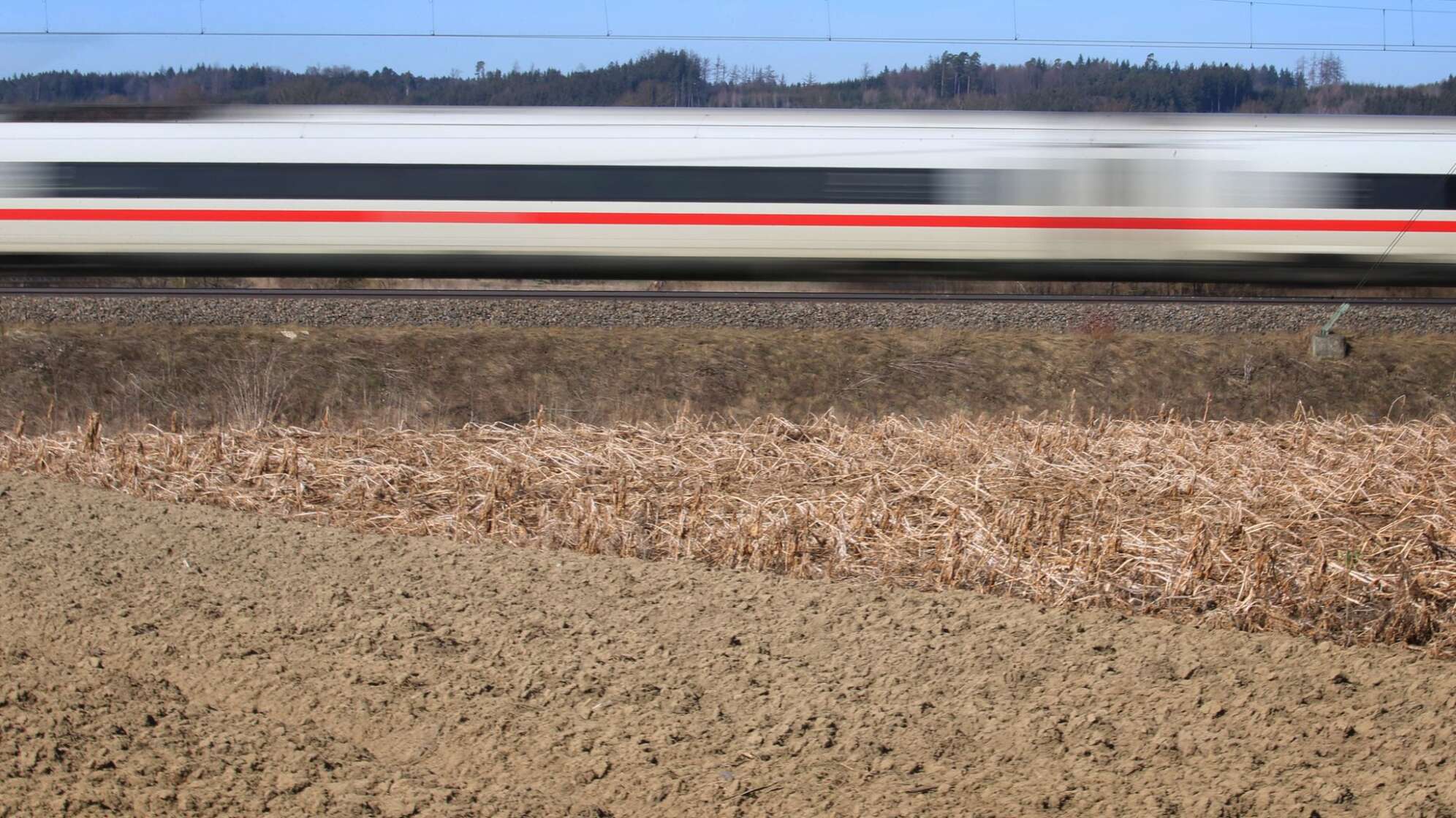 ICE auf Bahnstrecke Augsburg-Ulm