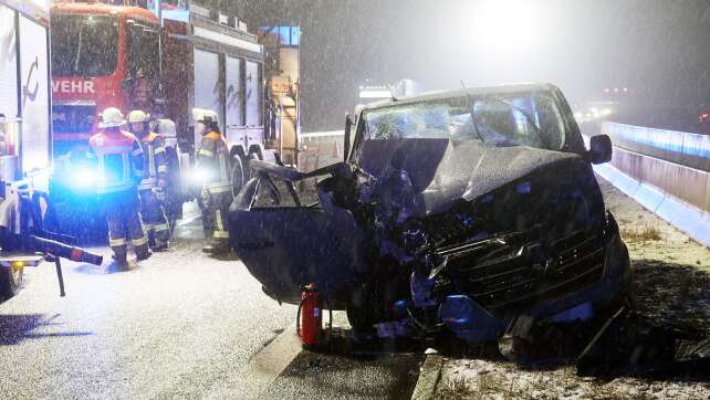Kleintransporter mit sieben Insassen prallt gegen Lastwagen