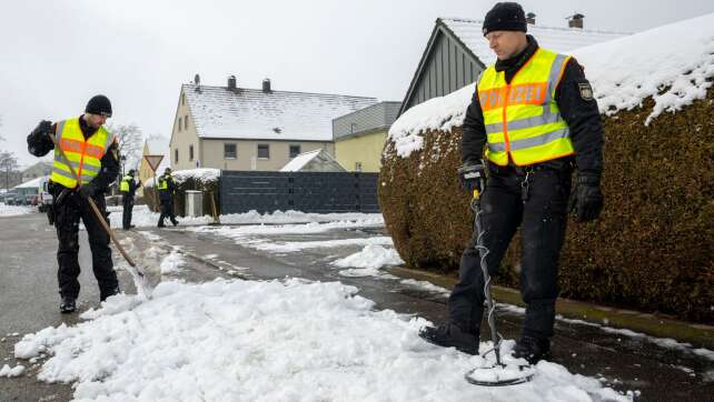 Schüsse auf SEK - Spurensicherung sucht mit Metalldetektoren