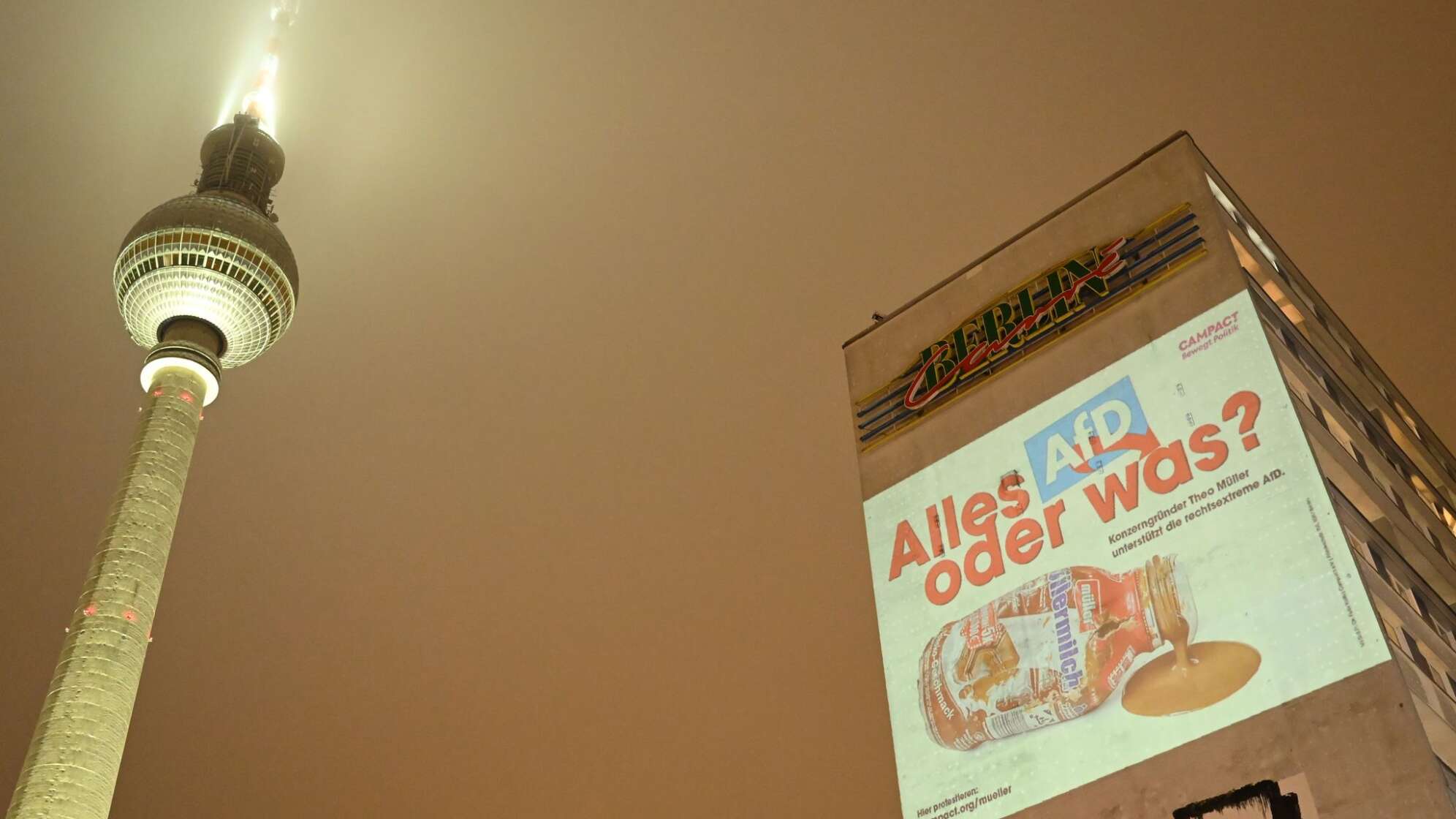 Großprojektion von Campact am Alexanderplatz