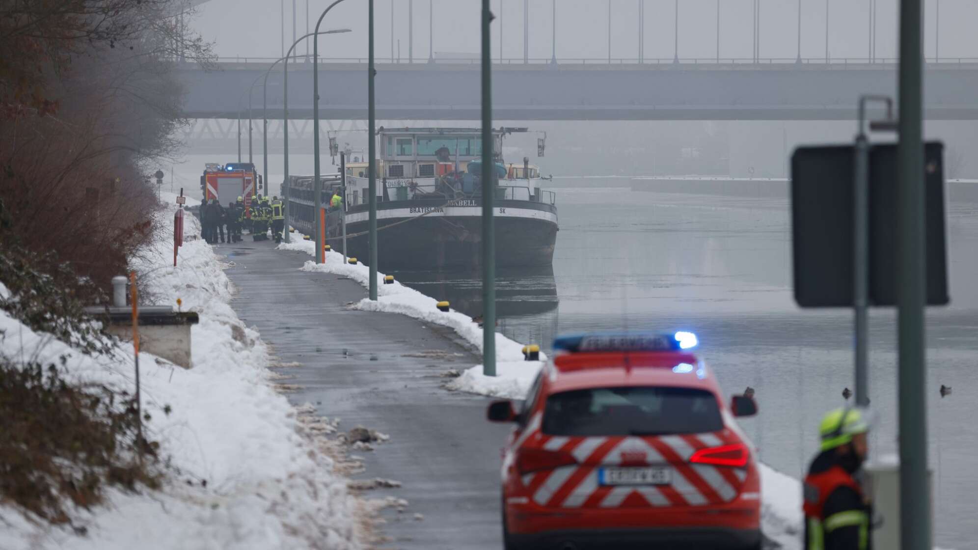 Schiff schlägt auf eisigem Kanal leck