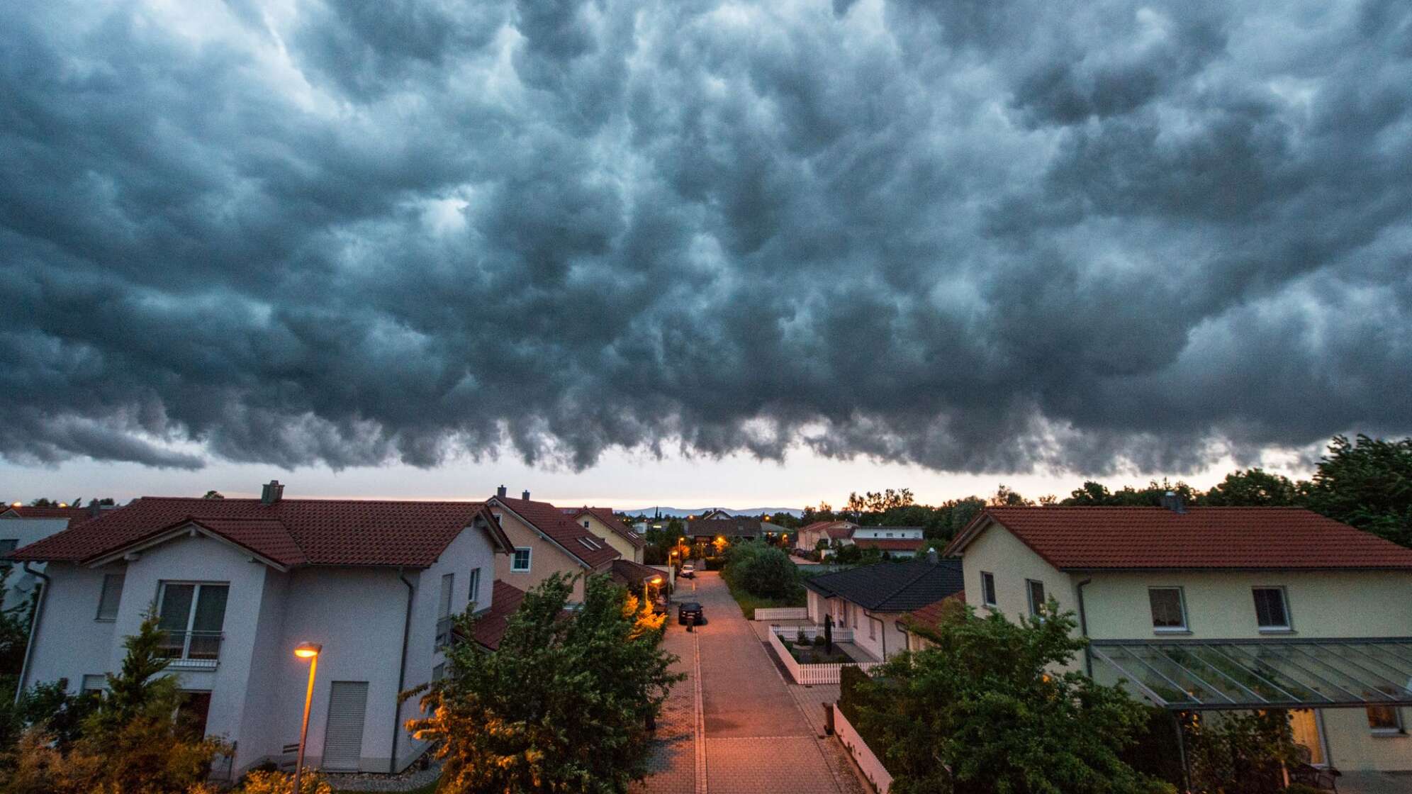 Wolken über einem Wohngebiet