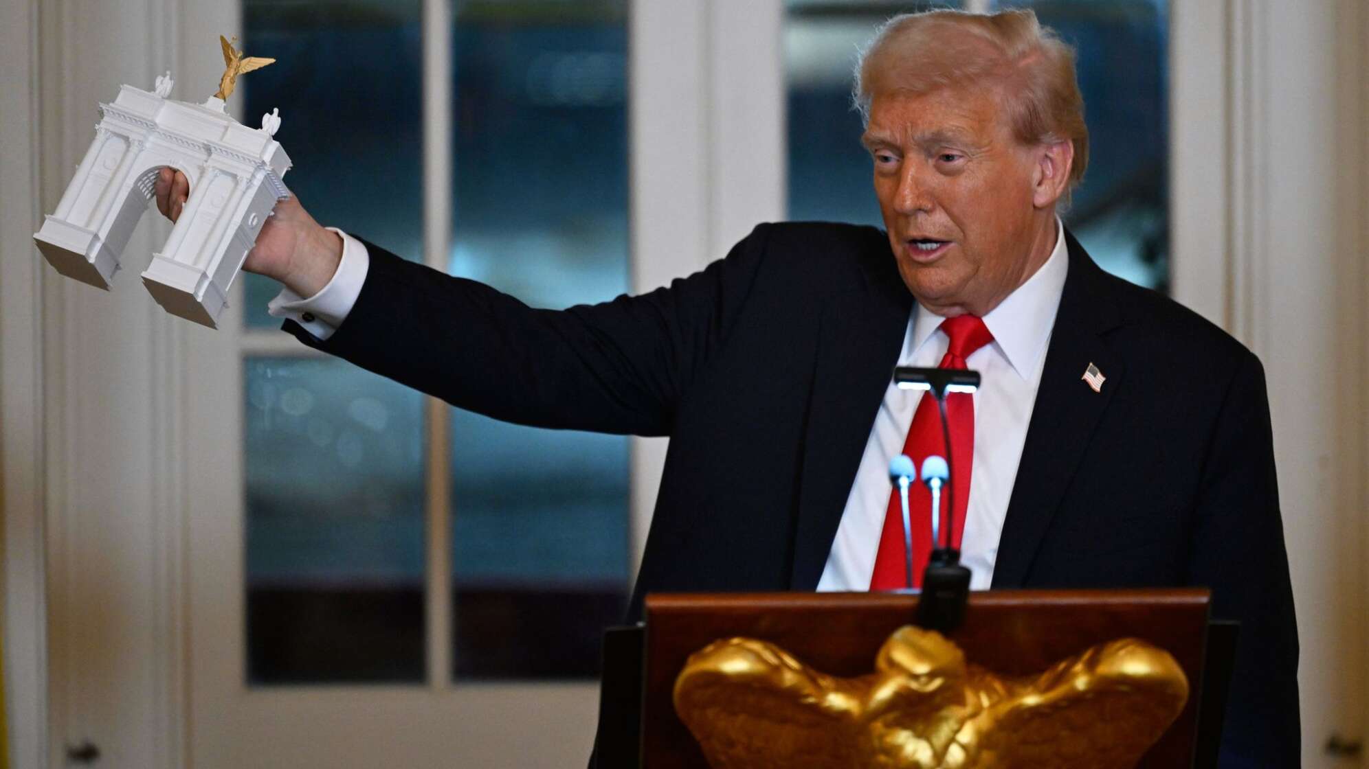 US-Präsident Trump präsentiert Modell eines Triumphbogens