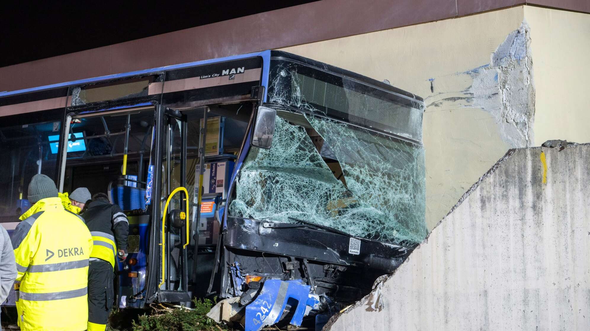 Bus gegen Hauswand