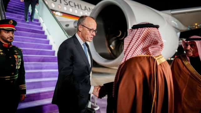 Merz will strategische Partnerschaft mit Golfregion ausbauen