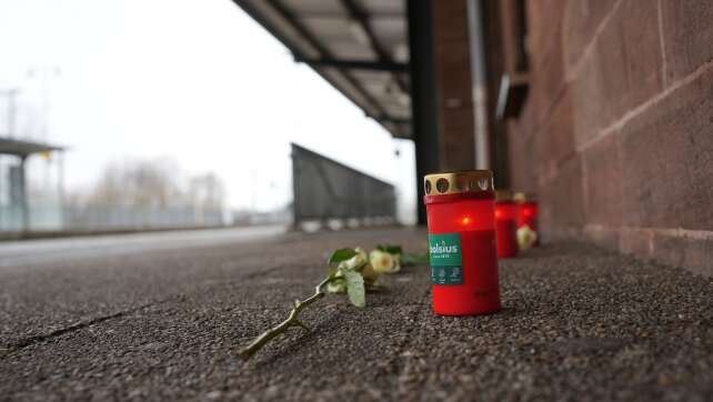 Getöteter Zugbegleiter - Ermittler werten Videos aus Zug aus