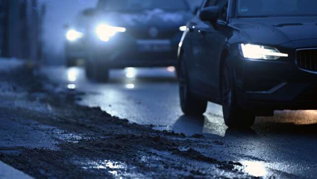 DWD rät zur Vorsicht: Unwettergefahr durch Glätte im Osten