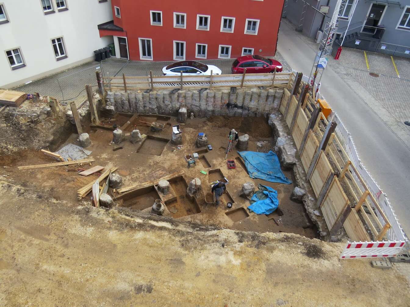 Foto des Ausgrabungsfundes eines alten Mithras Tempels in Regensburg im Februar 2026