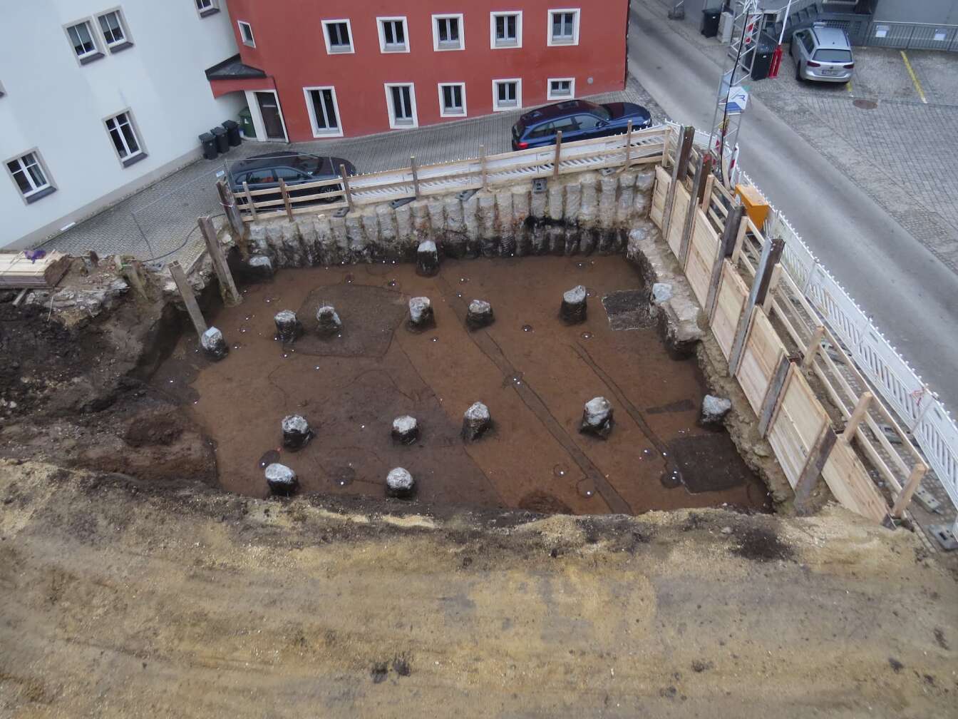 Foto des Ausgrabungsfundes eines alten Mithras Tempels in Regensburg im Februar 2026