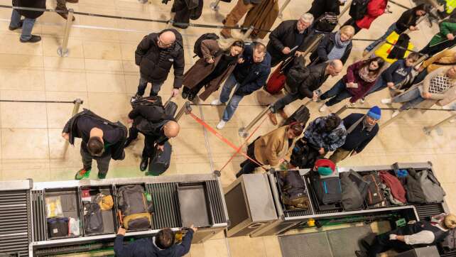 Blitzeis am Flughafen BER: Weiterhin kein Betrieb