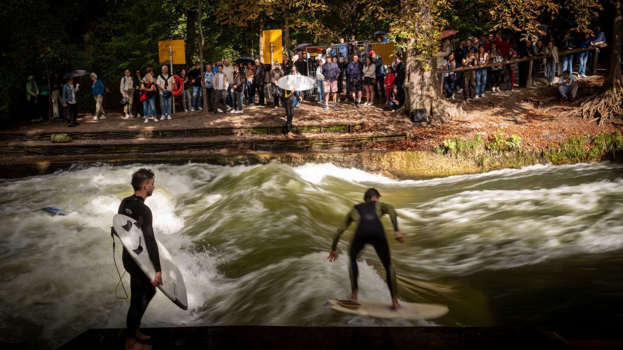 Surfer auf der Eisbachwelle