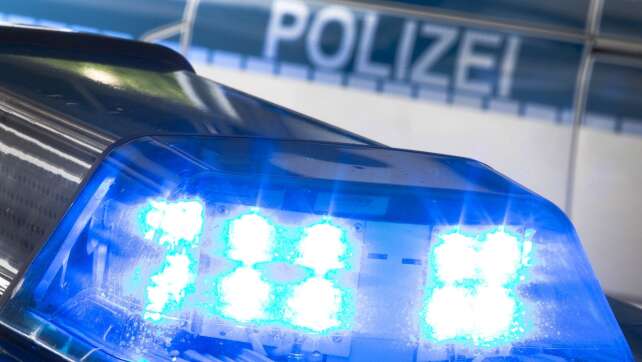 Eisplatten fallen auf Auto – Lkw-Fahrer flüchtet nach Unfall