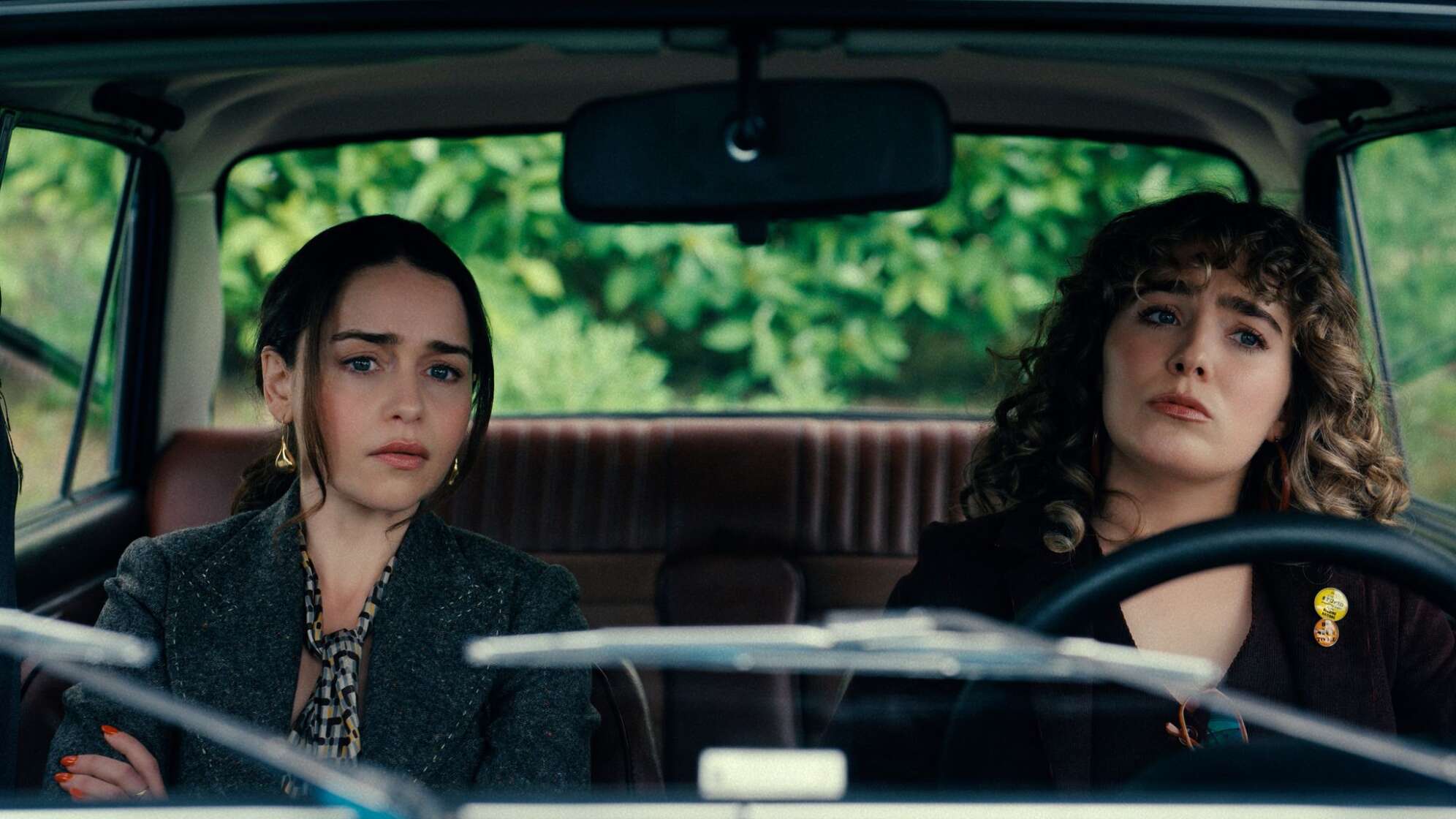 Bea (Emilia Clarke) und Twila (Haley Lu Richardson) in «Ponies».