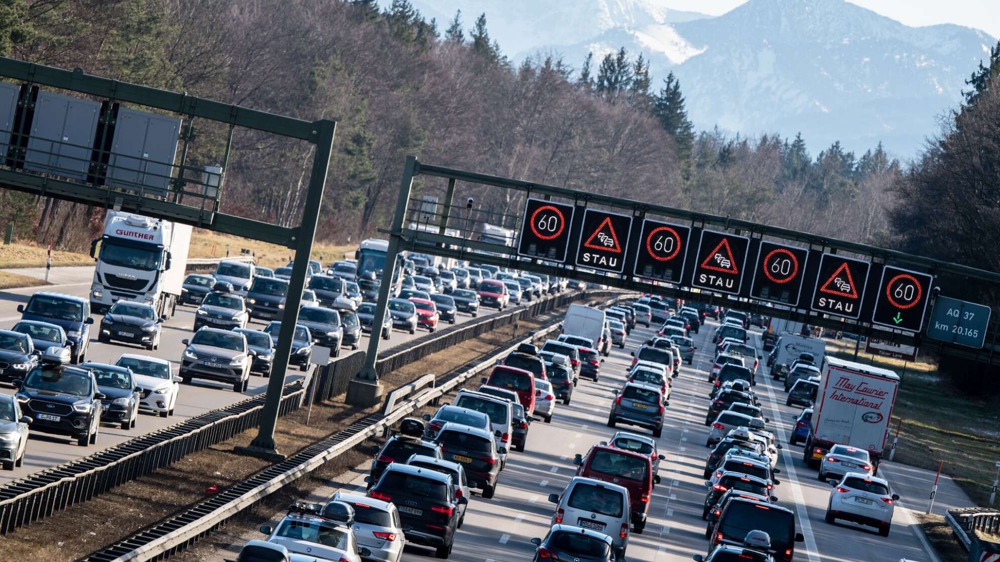 Stau auf der Autobahn auf den Strecken in die Skigebiete