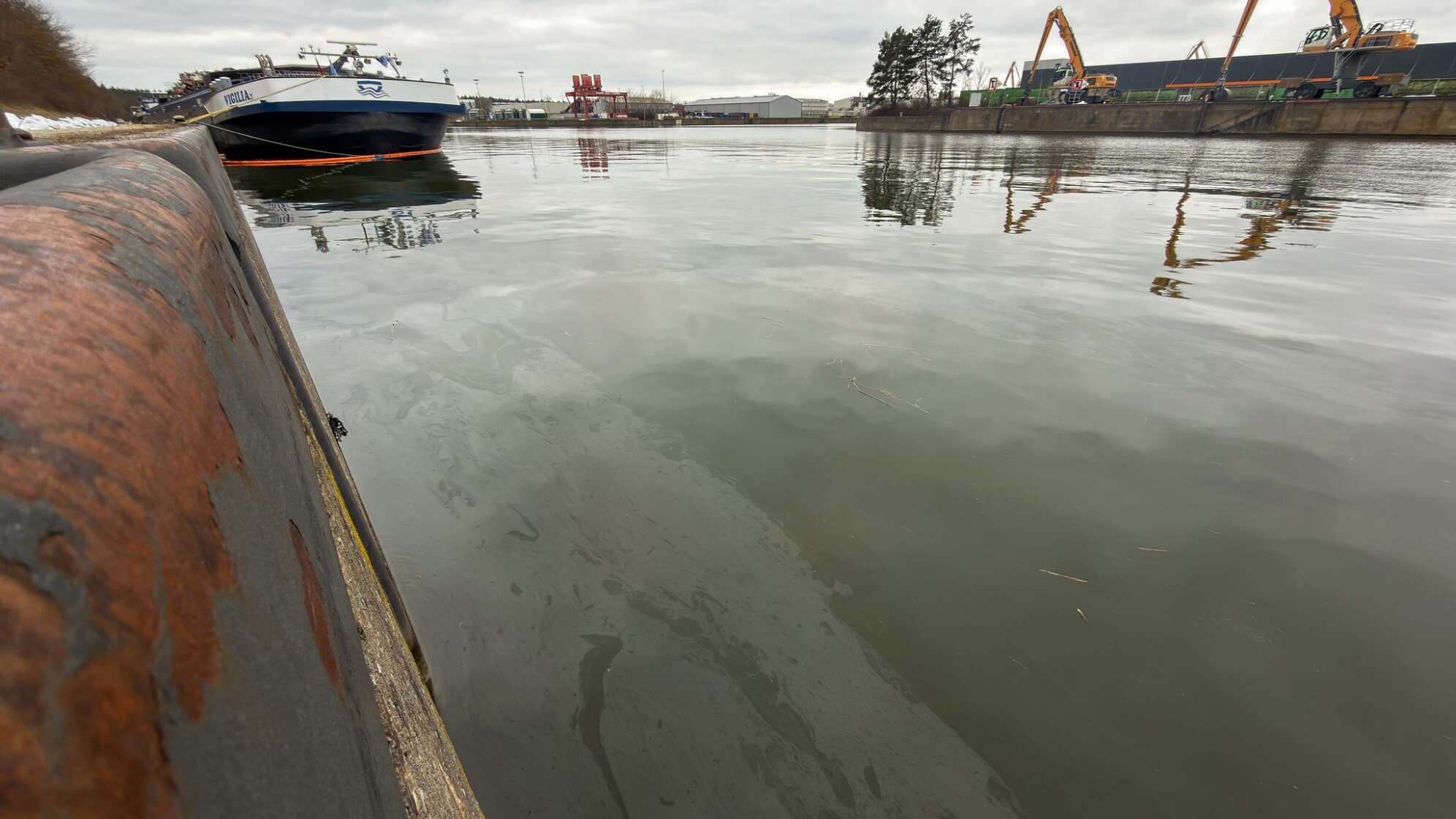 Schiff verliert Hydrauliköl in Main-Donau-Kanal