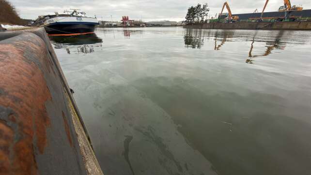 Schiff verliert Öl – Schleuse in Nürnberg gesperrt