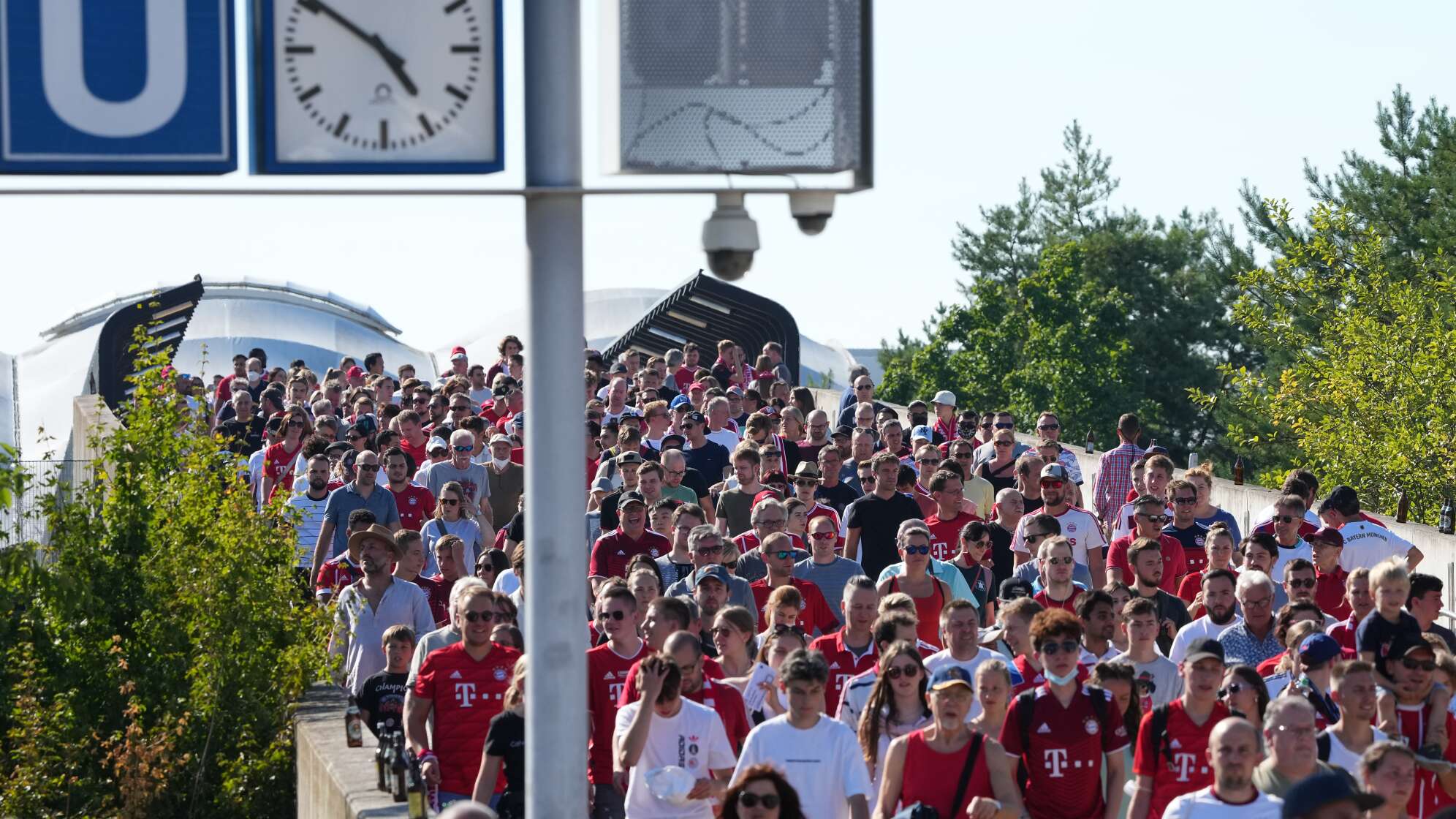 ARCHIV - 14.08.2022, Bayern, München: Fußball: Bundesliga, Bayern München - VfL Wolfsburg, 2. Spieltag, Allianz Arena, Bayerns Zuschauer gehen von der U-Bahn über eine Brücke kommend zum Stadion Allianz-Arena.