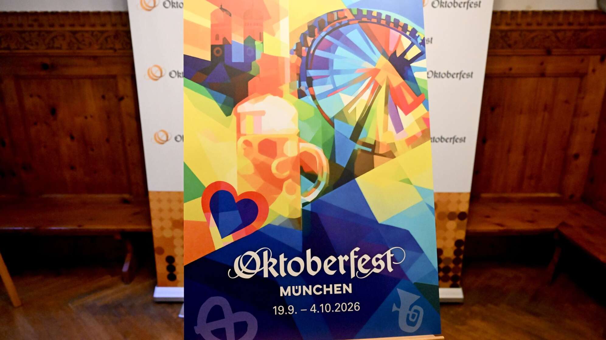 Wiesnchef Christian Scharpf stellt das offizielle Motiv zum O...