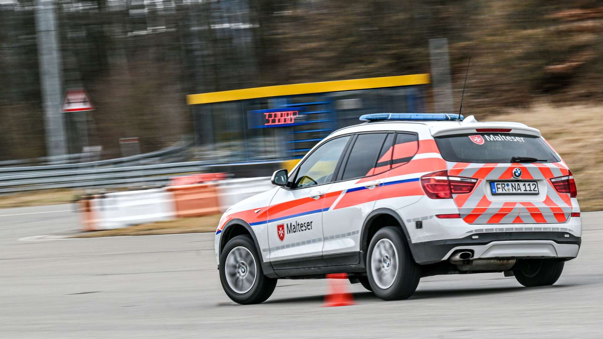 Rallye-Legende Kleinschmidt beim Malteser Fahrsicherheitstraining