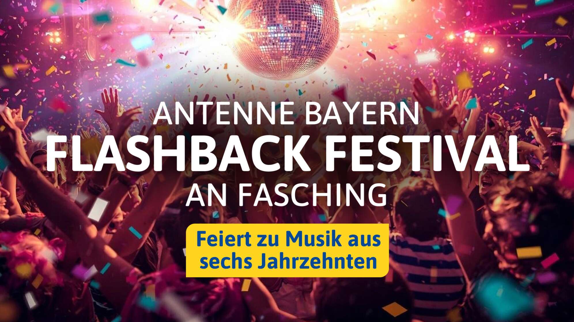 Feiernde Menge in einer Diskothek mit Discokugel an der Decke, dazu der Text: ANTENNE BAYERN Flashback Festival an Fasching - feiert zu Musik aus sechs Jahrzehnten