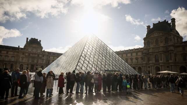 Razzia nach Millionenbetrug mit falschen Tickets im Louvre