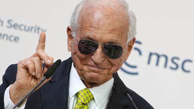 Mit Sonnenbrille: Ischinger erinnert an Macron-Moment