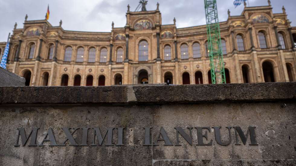 Ab Juli steigen die Abgeordneten-Gehälter im Bayerischen Landtag um rund 400 Euro – Diskussion um Aussetzung der Diätenerhöhung in wirtschaftlich schwierigen Zeiten