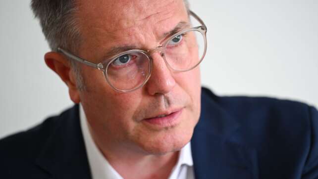 Schweitzer will einheitliches Deutschlandticket mit Passfoto