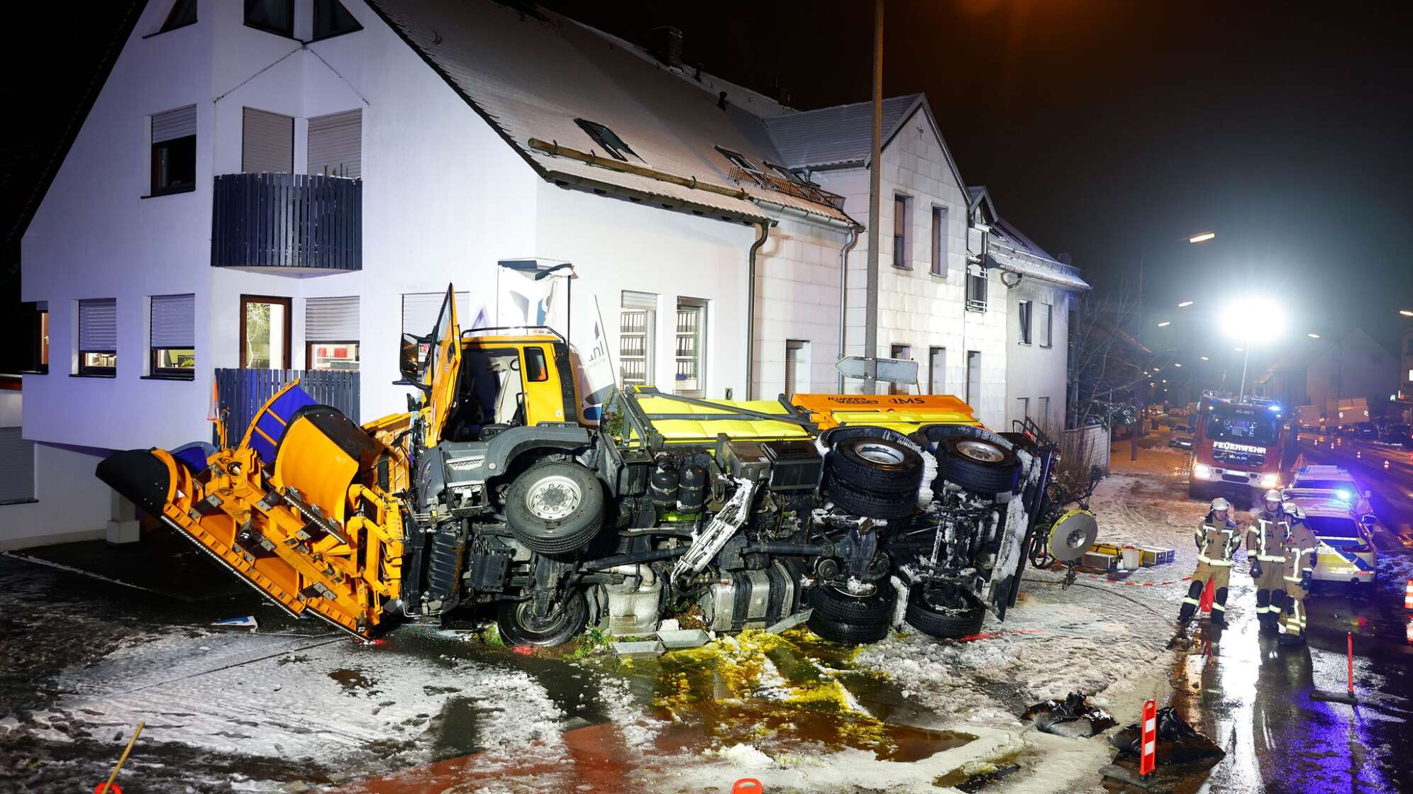 Räumfahrzeug umgekippt