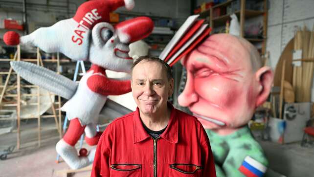 Tillys närrische Botschaft an Kremlchef Putin in Pappmaché