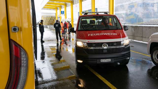 Zug in der Schweiz entgleist - Lawine als mögliche Ursache