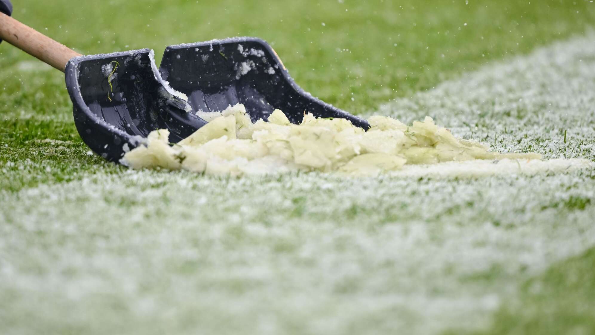 Schnee auf dem Fußballfeld