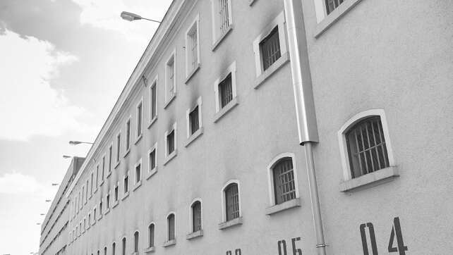 Überlebende Terroristen in bayerischer U-Haft: Ein Star-Anwalt, viele Zigaretten und eine Ahnung, bald freizukommen