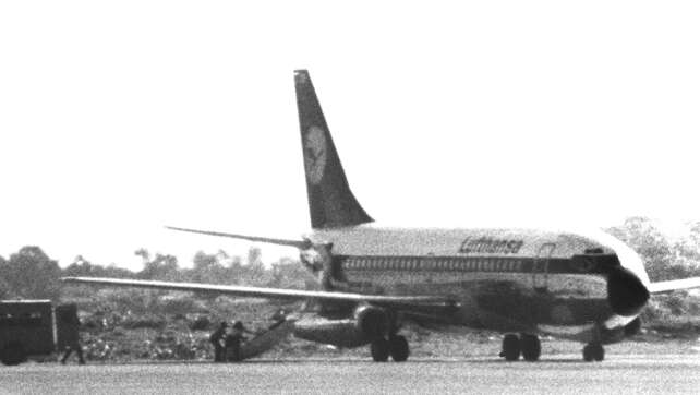 Was wusste die Bundesregierung? Die Terroristen fliegen mit entführter Lufthansa-Maschine in die Freiheit