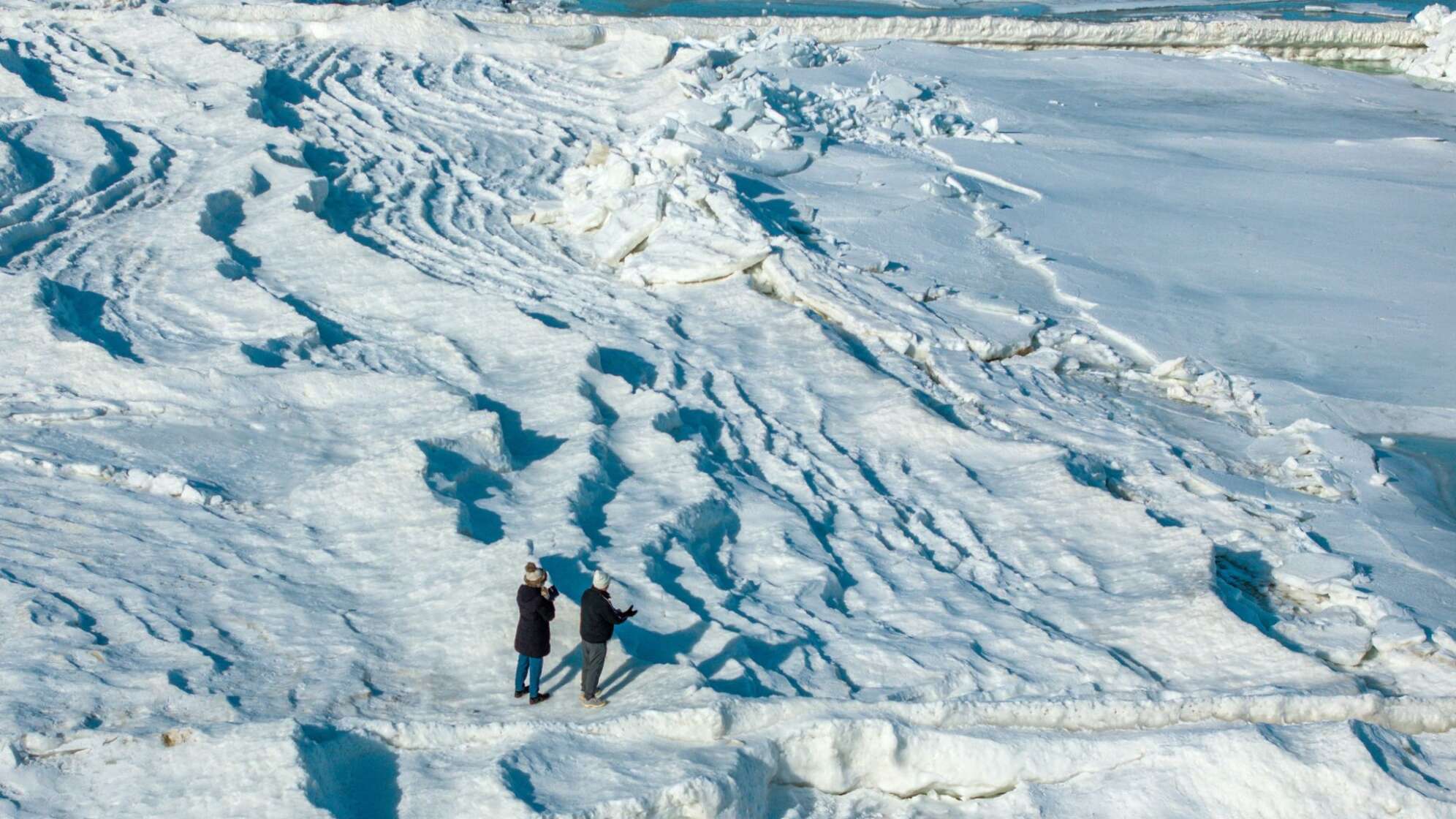 Eisberge türmen sich an der Ostseeküste