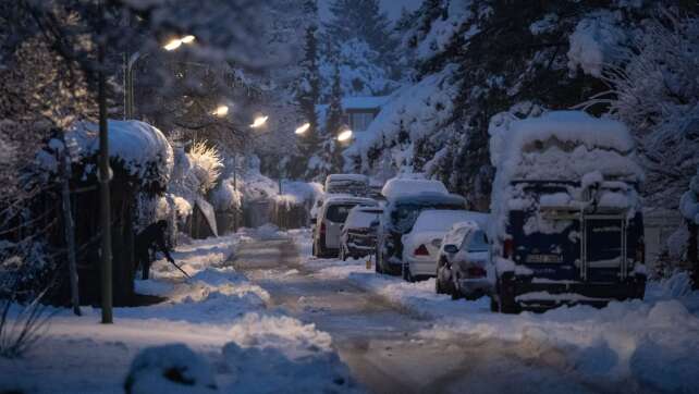 Anhaltender Schneefall: Viele Unfälle auf glatten Straßen