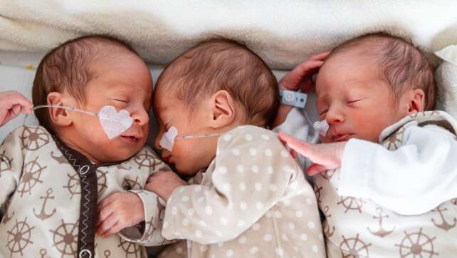 Seltene Geburt in Bayern: Eineiige Drillinge im Klinikum Bamberg – Spitzenmedizin für Frühgeborene und ihre Familien