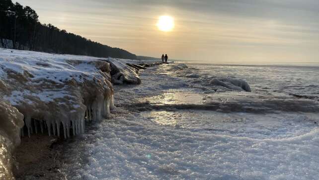 Spaziergänger von treibender Eisscholle in Ostsee gerettet