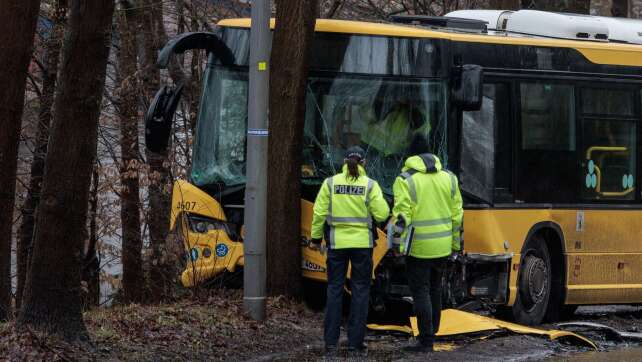 Zwölf Verletzte bei Busunfall - Mann in Lebensgefahr