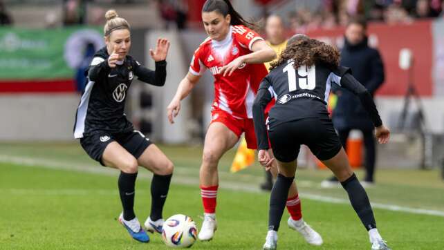 Torwartpatzer leitet klaren Bayern-Sieg gegen Wolfsburg ein