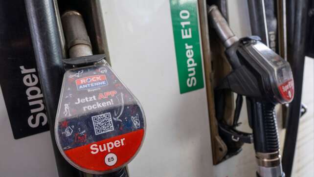 Ungeduldiger Autofahrer reißt Zapfpistole an Tankstelle ab